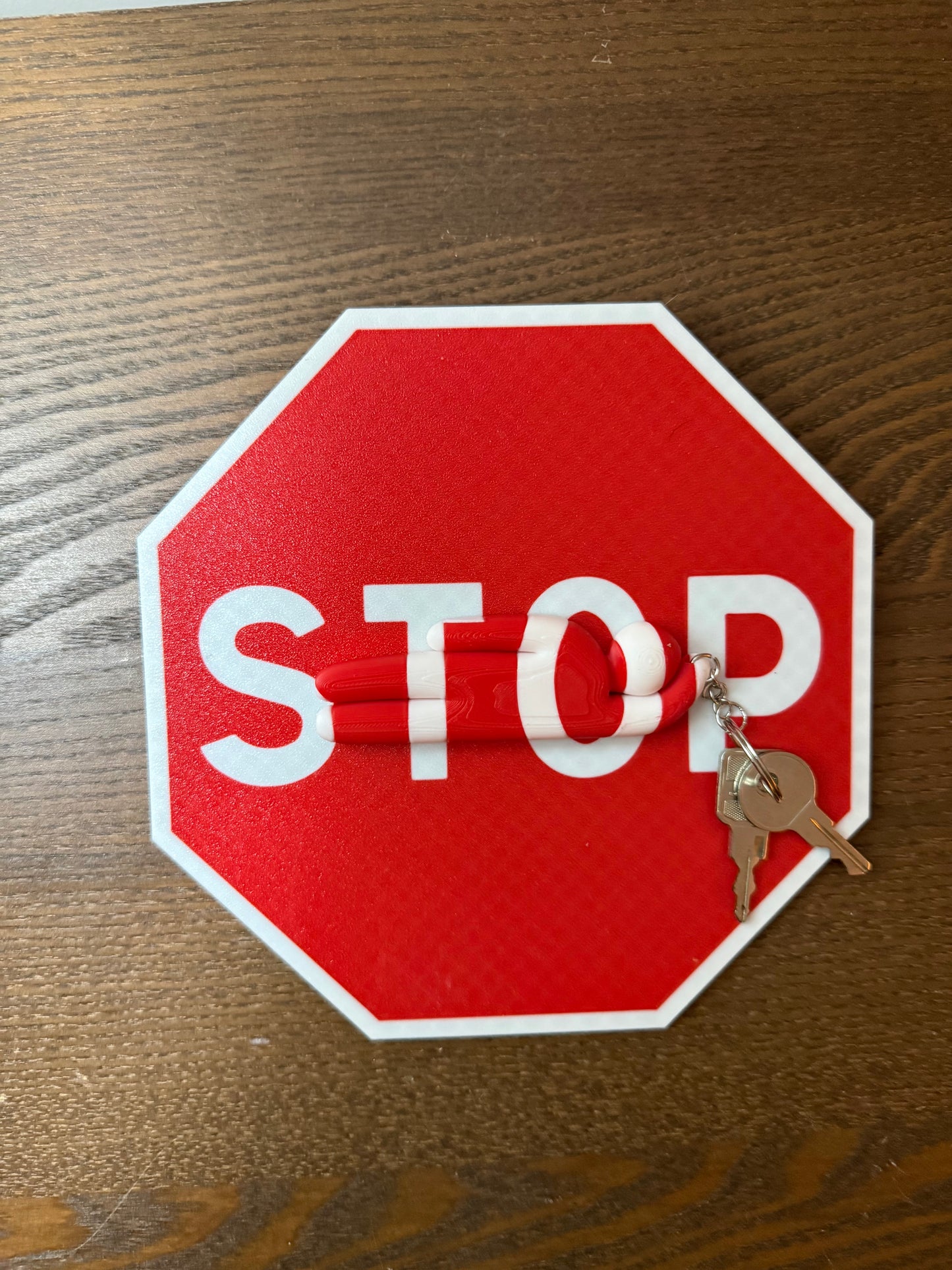 Porte-clés aimanté « STOP » – Inspiré du jeu Meccha Chameleon