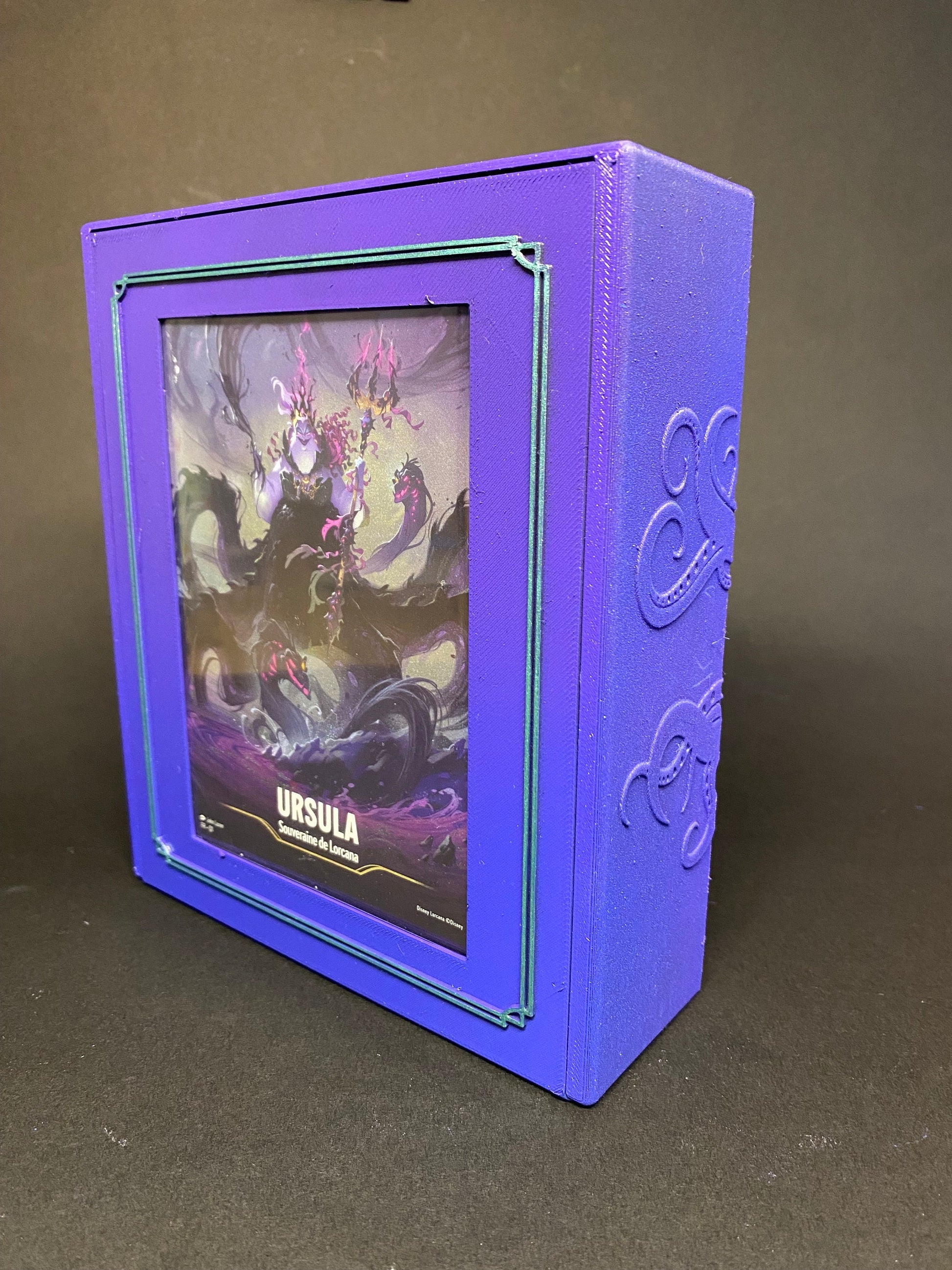 Boîte de rangement Deckbox Lorcana le retour d’Ursula - La Quête des Illumineurs menace des profondeurs