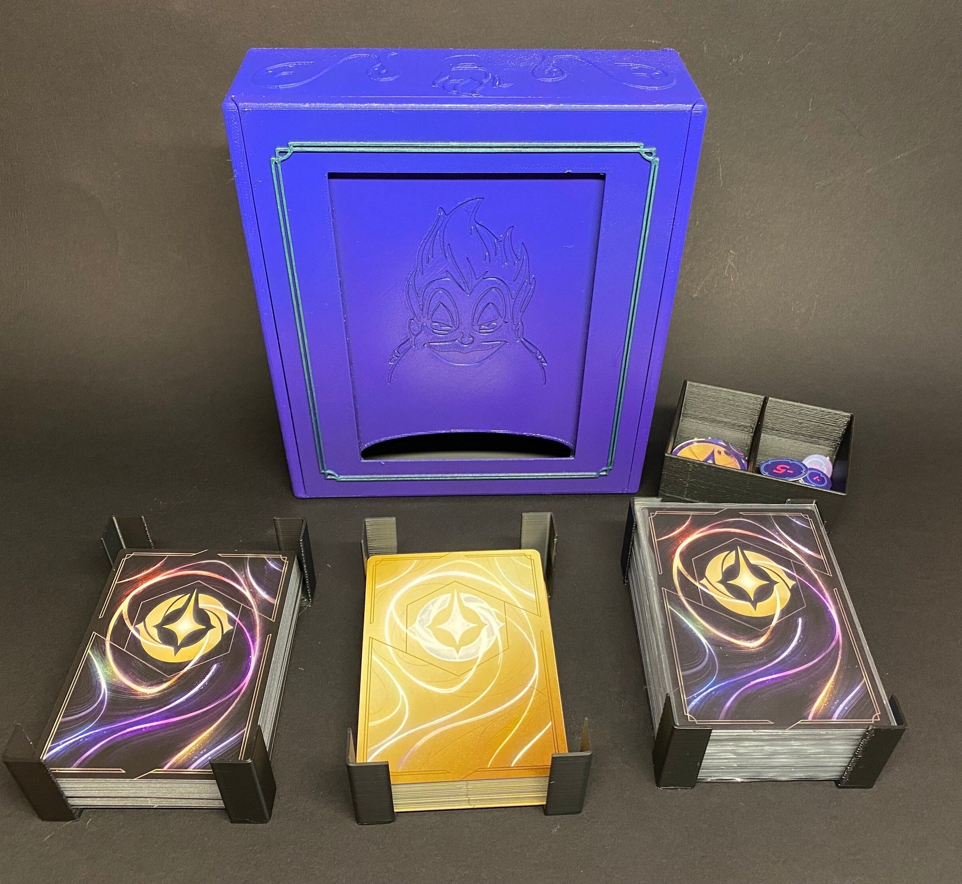 Boîte de rangement Deckbox Lorcana le retour d’Ursula - La Quête des Illumineurs menace des profondeurs