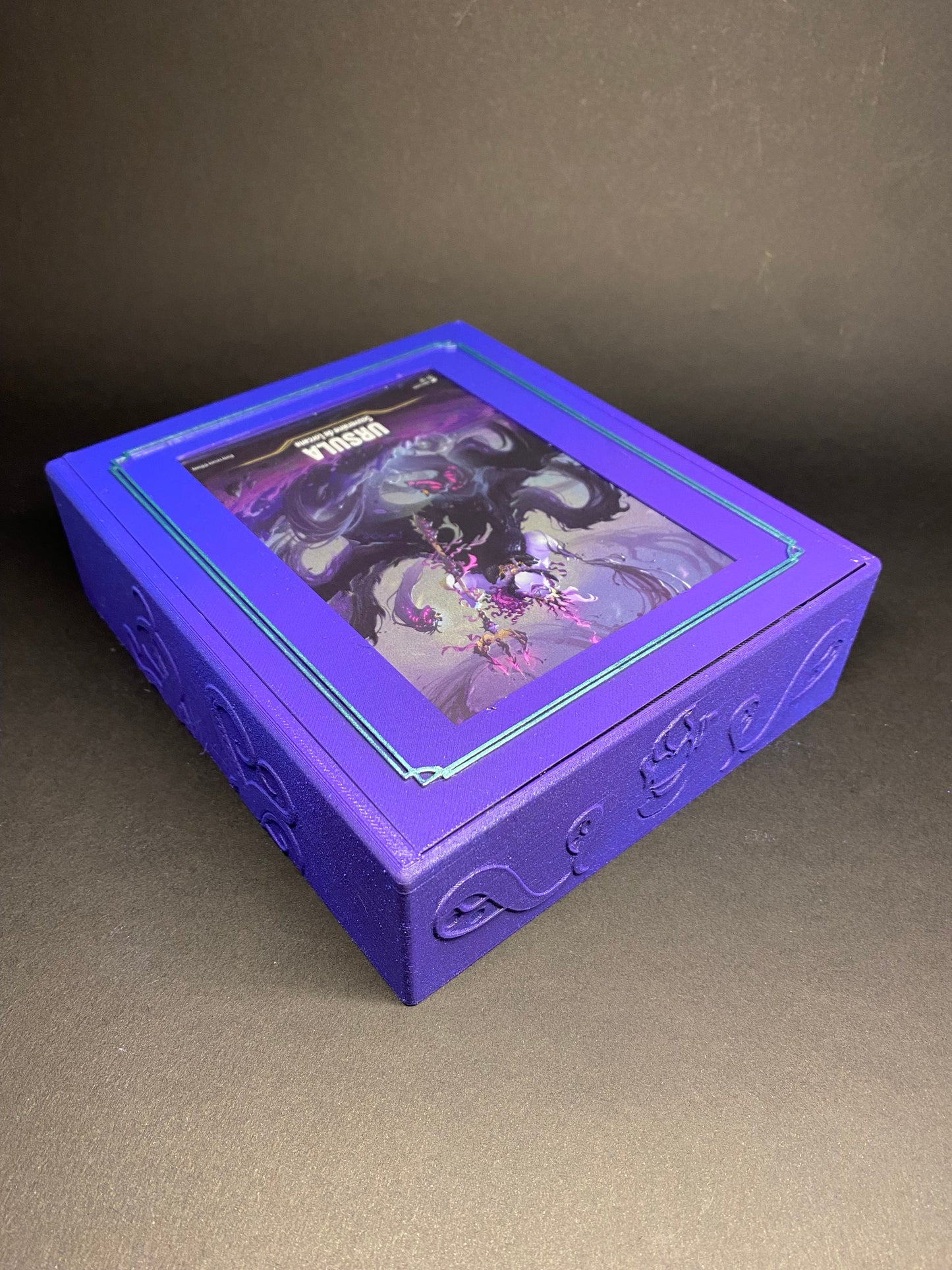 Boîte de rangement Deckbox Lorcana le retour d’Ursula - La Quête des Illumineurs menace des profondeurs