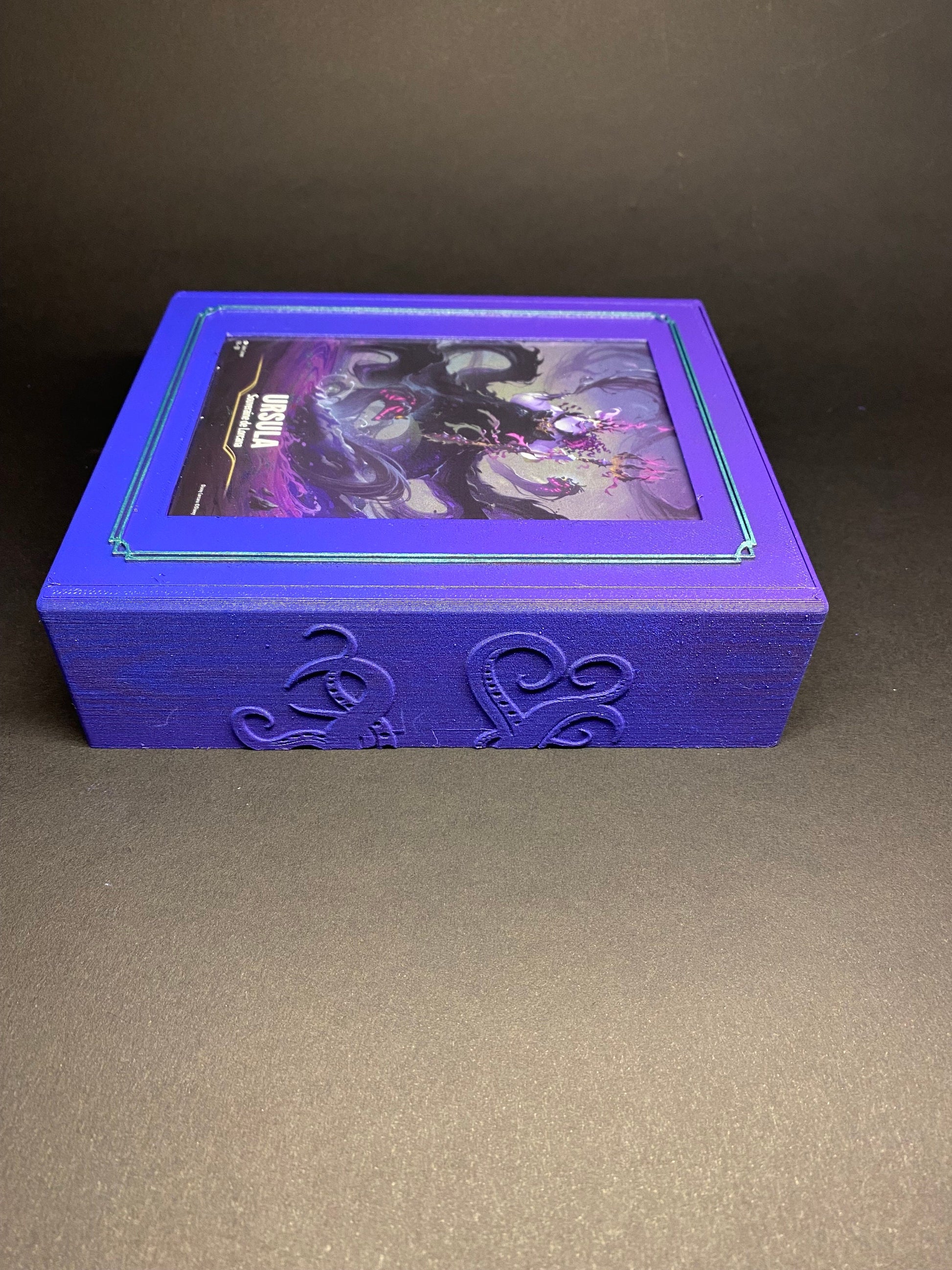 Boîte de rangement Deckbox Lorcana le retour d’Ursula - La Quête des Illumineurs menace des profondeurs