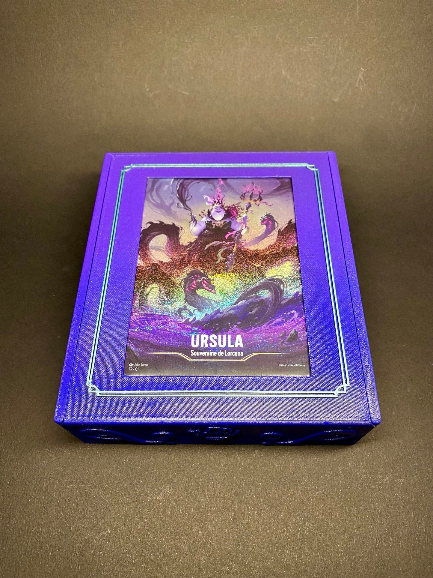 Boîte de rangement Deckbox Lorcana le retour d’Ursula - La Quête des Illumineurs menace des profondeurs