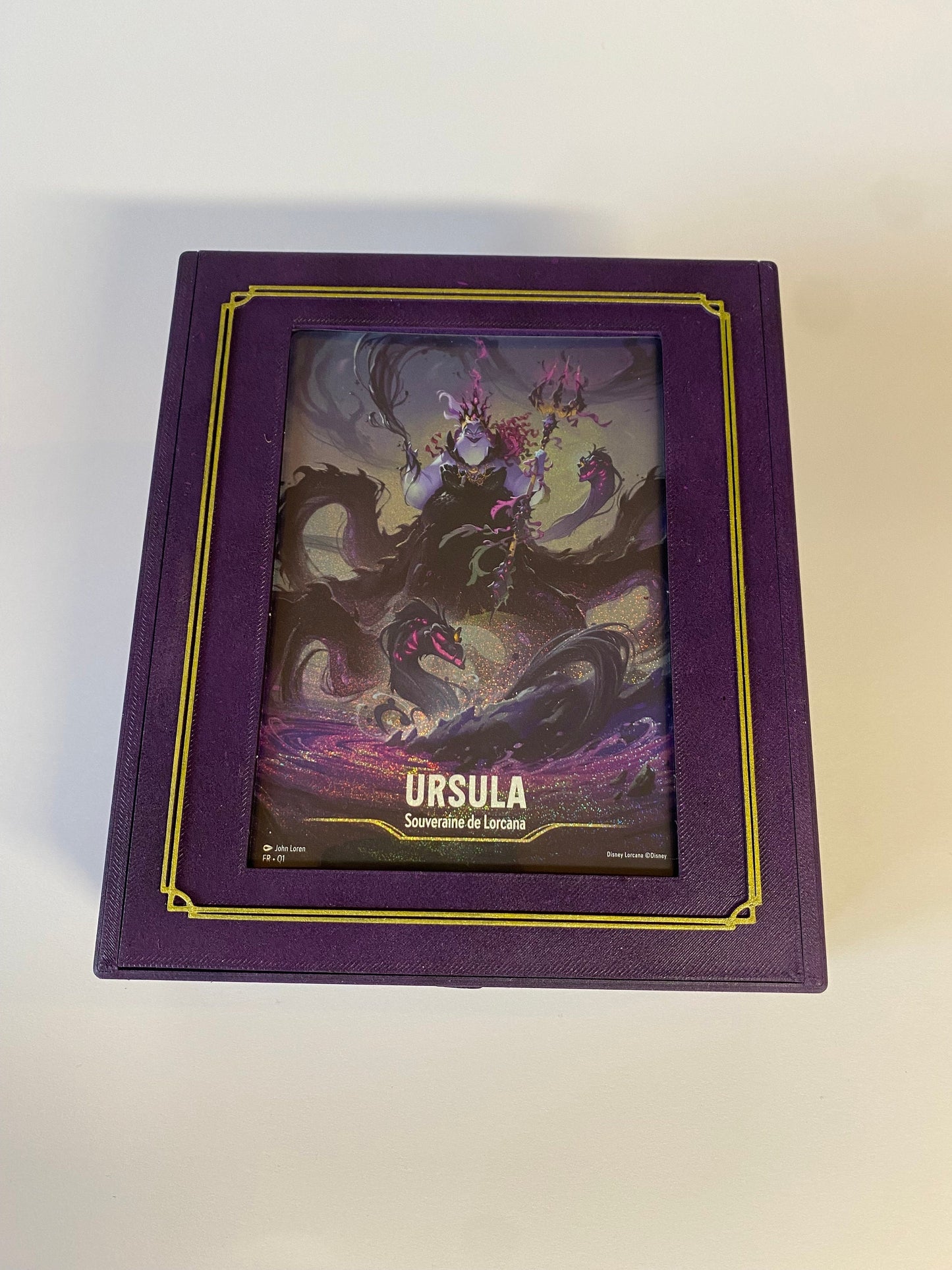 Boîte de rangement Deckbox Lorcana le retour d’Ursula - La Quête des Illumineurs menace des profondeurs